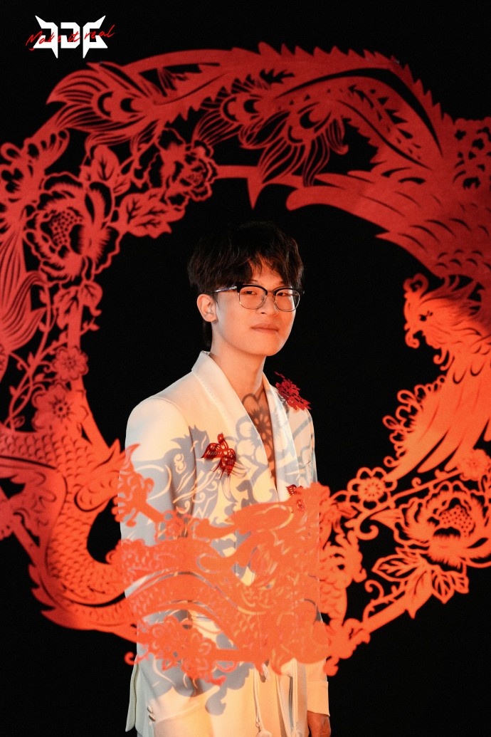 JDG分享Vampire新年主题照片:骏马迎新岁,福至自天长