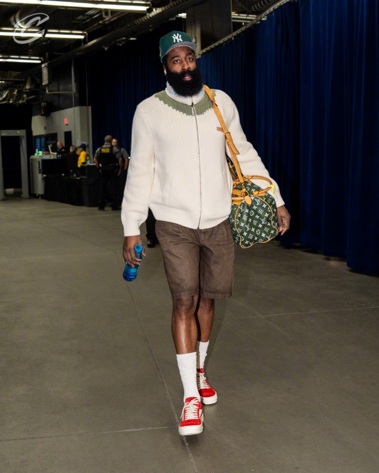 骑士众将入场穿搭：登哥上长下短造型依旧时尚 小黑潇洒全黑造型