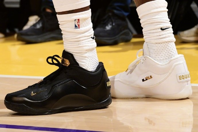 [你怎么看？]詹姆斯上脚黑白鸳鸯23代“Equality”配色球鞋 揽43000分里程碑！(图1)