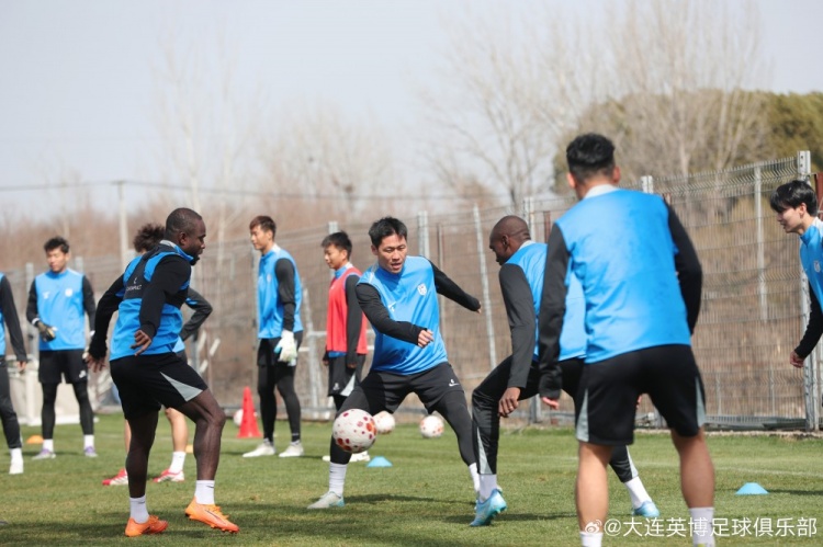 【有道理嘛?】训练宣!大连英博发布冬训图集,阿奇姆彭正式加入训练(图2) 【有道理嘛?】训练宣!大连英博发布冬训图集,阿奇姆彭正式加入训练(图2)
