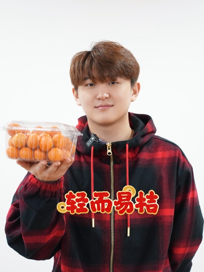 LNG发布选手整活照片:大年初七,来一波五小瓜的新春表情包【球盟会】