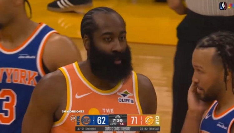 哈登防守打到布伦森面部 后者：老兄你看着点&这太糟了 想打架吗