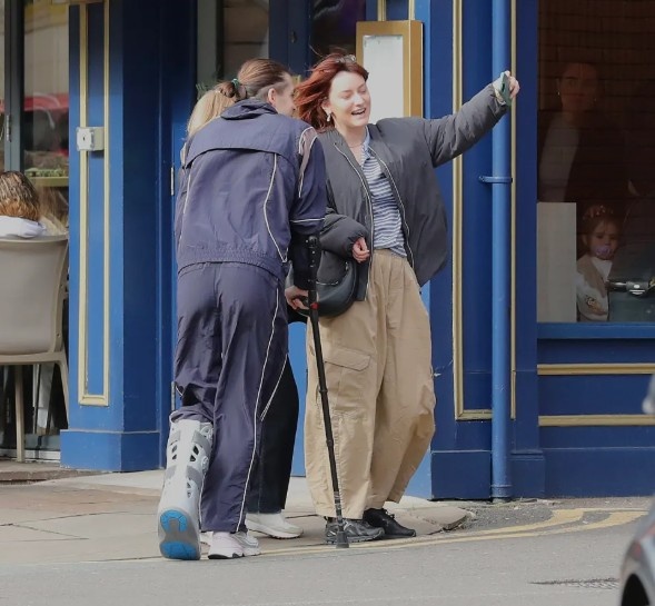 赛季报销，太阳报：格拉利什穿保护靴外出，与球迷热情合影