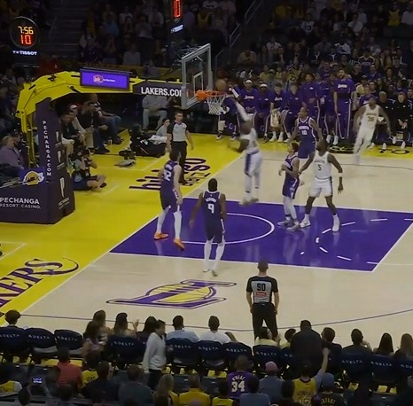  岁月不饶人！詹姆斯底线突破 腾空高度不够导致扣飞