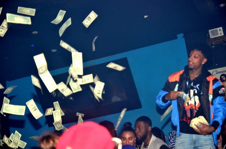 [精彩资讯]老鹰和脱衣舞俱乐部合作？这个夜店早已是亚特兰大文化的一部分(图3)