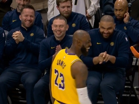 【湖人】卸下重担享受比赛!搞怪行为越来越多的老詹:如今活在当下更重要(图7) 【湖人】卸下重担享受比赛!搞怪行为越来越多的老詹:如今活在当下更重要(图7)