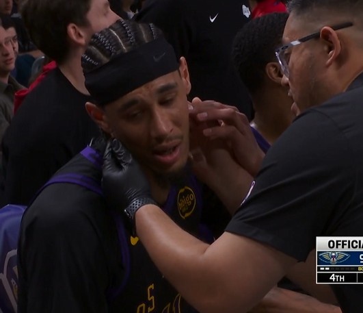 [锡安]你还不解？锡安持球强攻肘翻海斯被吹进攻犯规 目瞪口呆十分惊讶(图3)