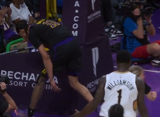 [锡安]你还不解？锡安持球强攻肘翻海斯被吹进攻犯规 目瞪口呆十分惊讶(图4)