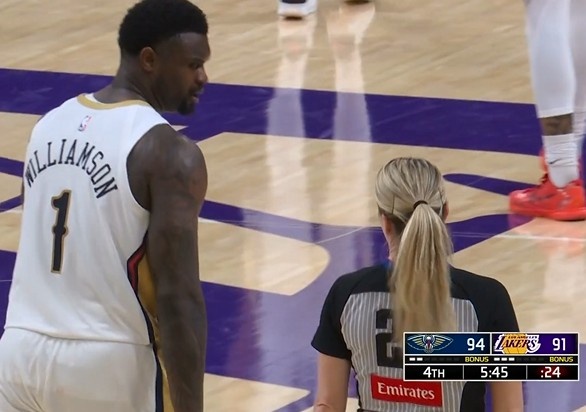 [锡安]你还不解？锡安持球强攻肘翻海斯被吹进攻犯规 目瞪口呆十分惊讶(图5)