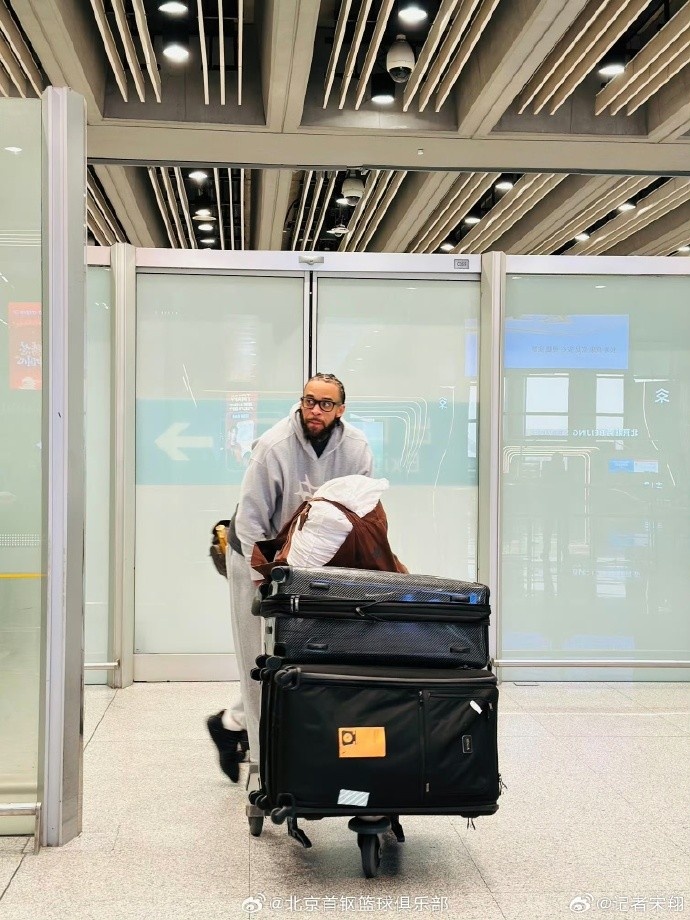 [转载]麦基抵达北京迫不及待想与新队友会合 将穿0号球衣(图1)