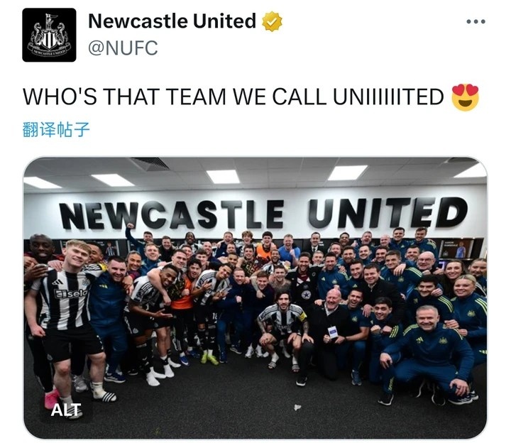 纽卡官推晒全队庆祝合影，配文调侃道：谁才是被称为“联”的球队
