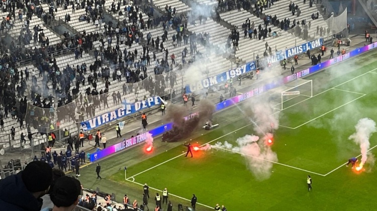 [足球]马赛杯赛出局后谢场时遭球迷投掷烟花，主帅：理解球迷的愤怒情绪(图2)