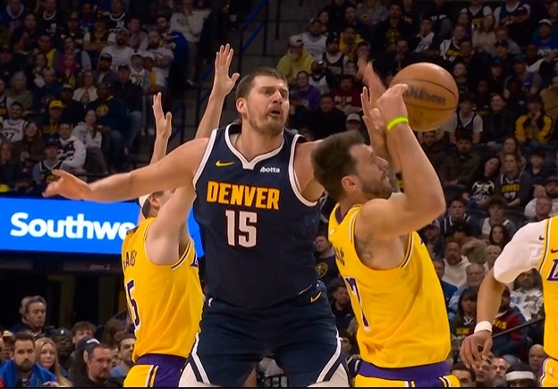 约基奇失误被断&反抢打到东契奇脸被吹犯规 掘金挑战失败