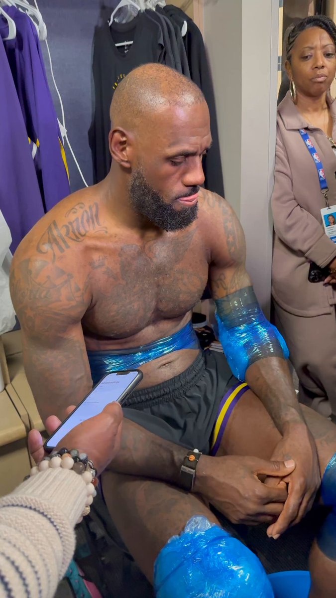 【球迷报道】赛后冰敷左肘！詹姆斯：希望明天醒来后感觉不会恶化 能好转最好(图1)