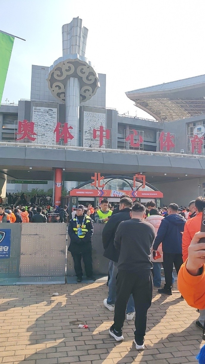 【中超】球迷热情高涨！中超首轮泰山vs铁人赛前，场外挤满等待入场的球迷(图2)