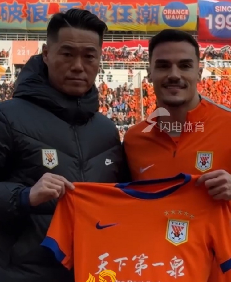 【最新赛报】中超首轮赛前，泰山俱乐部✌️董事长吴志东为瓦科颁发最佳球员奖项(图2)