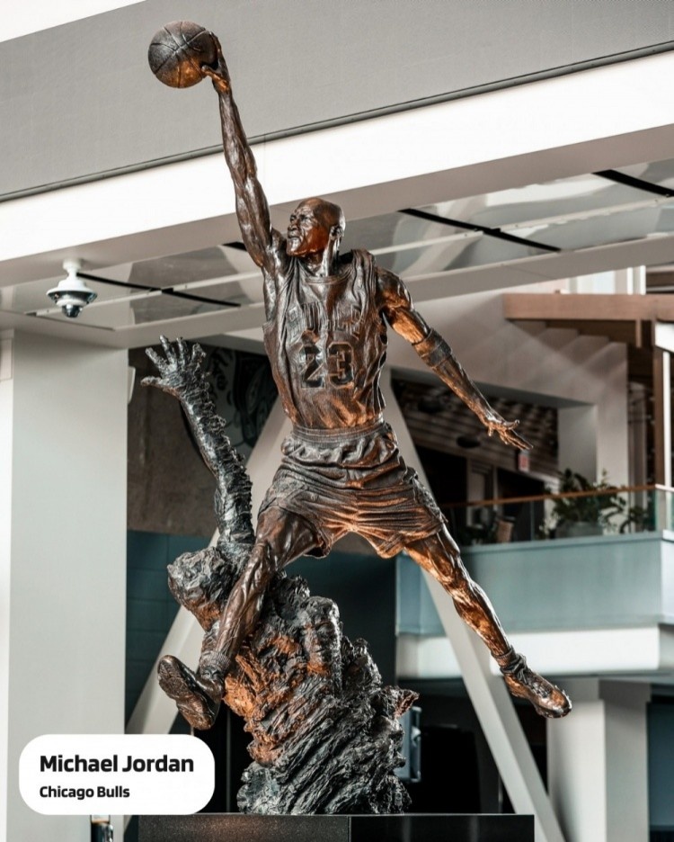 [有趣体育]韦德谈雕像争议：从泥塑到铜制成品差异很大 乔丹的也不像(图2)