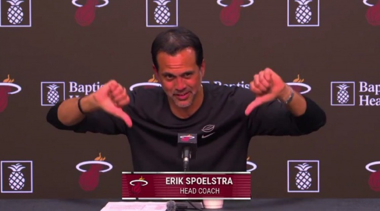 记者：问个无关阿德巴约的问题 斯波：你真扫兴 跟今天的裁判一样