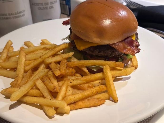 JDG工作人员晒照:落地美食大赏😋 猜猜都是谁吃的