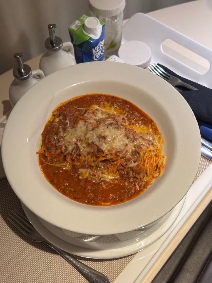 JDG工作人员晒照:落地美食大赏😋 猜猜都是谁吃的