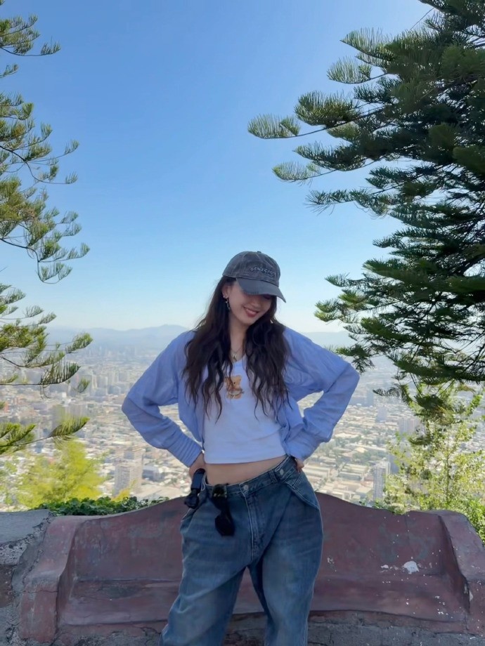 主持唯嘉晒照:在圣母山被日光拥吻,王姐晒成棕色版