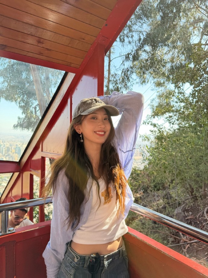 主持唯嘉晒照：在圣母山被日光拥吻，王姐晒成棕色版