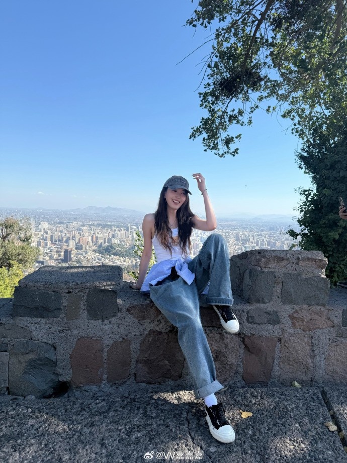 主持唯嘉晒照：在圣母山被日光拥吻，王姐晒成棕色版