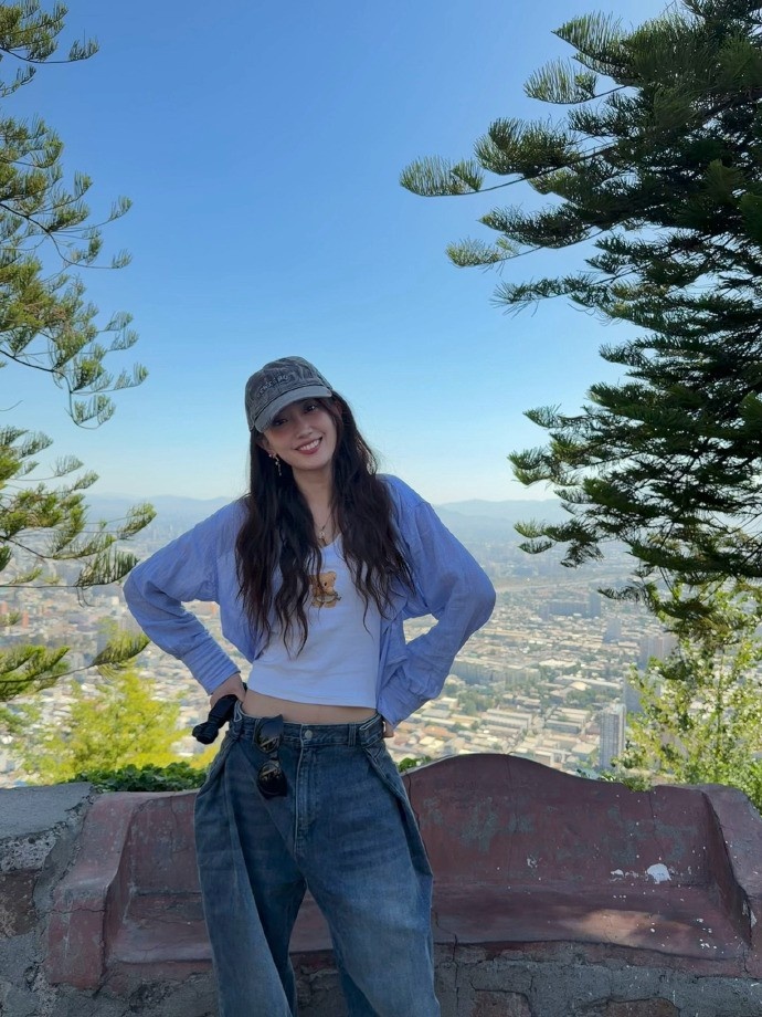 主持唯嘉晒照：在圣母山被日光拥吻，王姐晒成棕色版