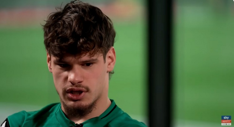 【球迷看点】凯尔凯兹:被萨拉赫的奖杯柜震惊到了,这激励我更加努力(图1) 【球迷看点】凯尔凯兹:被萨拉赫的奖杯柜震惊到了,这激励我更加努力(图1)