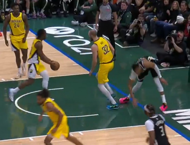 看着挺严重啊！里弗斯：字母哥在一次扣篮后导致左膝过度伸展