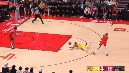 湖记谈斯玛特受伤仍然飞身扑球：他是这支球队的文化塑造者