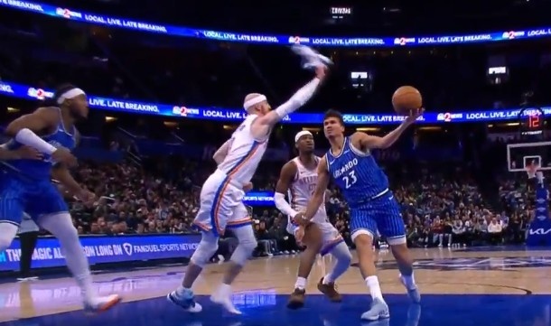  真有节目啊！卡鲁索鞋掉了&手拿着鞋盖帽席尔瓦上篮 被吹T！