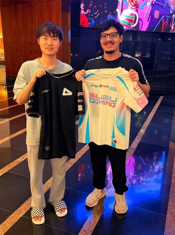 LOUD中单Envy分享与Knight合照并配文：LPL的王【球盟会】