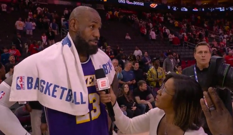 【体育直击】詹姆⬇️斯to记者：本该马上去冰敷 但你太棒了&我必须来接受你的采访(图1)