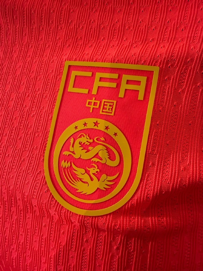 [体坛头条]博主晒国足主场球衣细节，邵佳一、朱辰杰、李霄鹏出席发布会(图3)