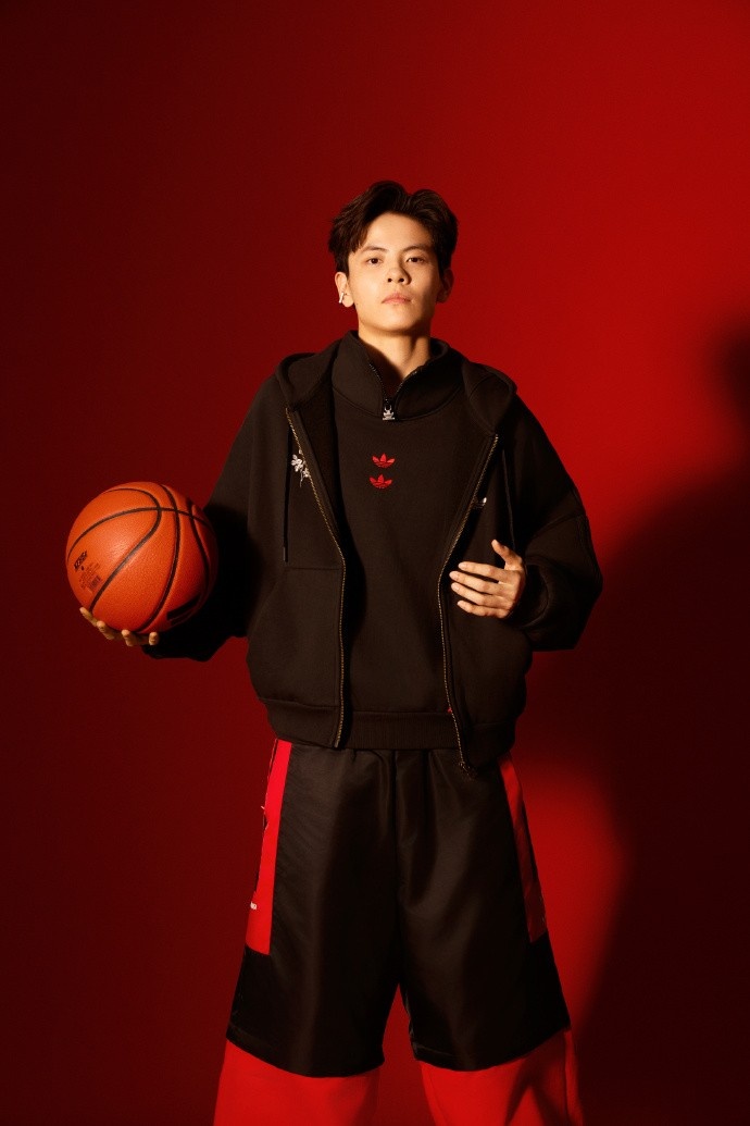 【体育报道】女篮中坚力量！阿迪达斯宣布签下杨舒予(图2)