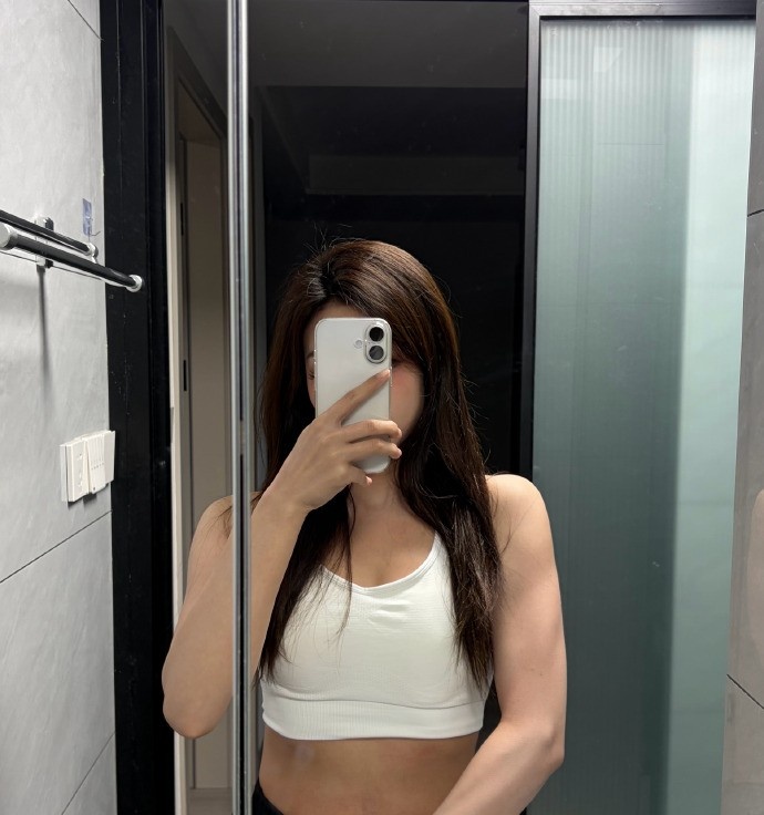 主持人松琪晒照：试图寻找锻炼痕迹 全表情代偿了