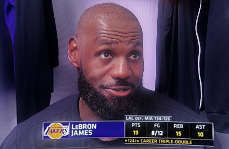 差点卡在59！詹姆斯：东契奇罚进最后一球拿到60分 我们都很高兴