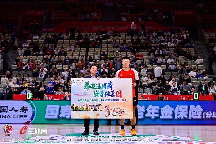 充分认可！恭喜贺希宁领取CBA第二期最佳国内球员奖杯