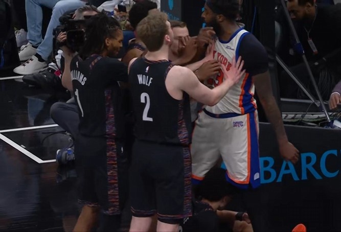  火药味！米切尔·罗宾逊强攻造杀伤 同时撞飞特拉奥雷引冲突