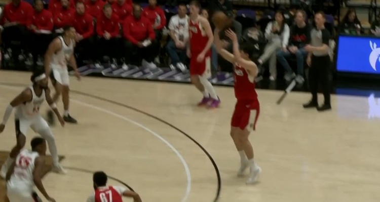 攻防发力！杨瀚森三分命中后补篮也有 防守端还送出大帽