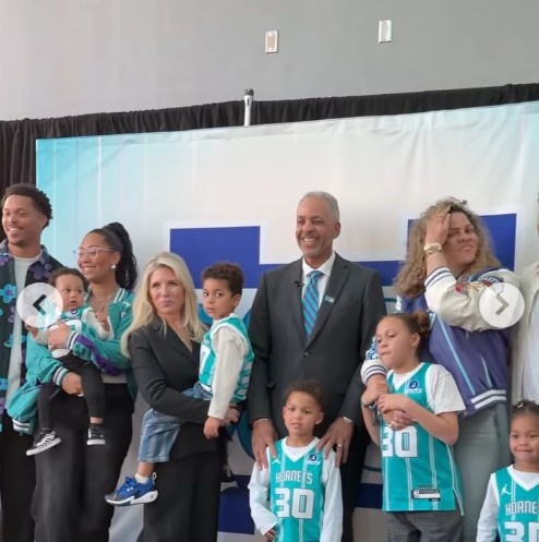 [篮球]30号球衣退役！库里：恭喜父亲 他是我的领路人 比我还要爱篮球(图1)