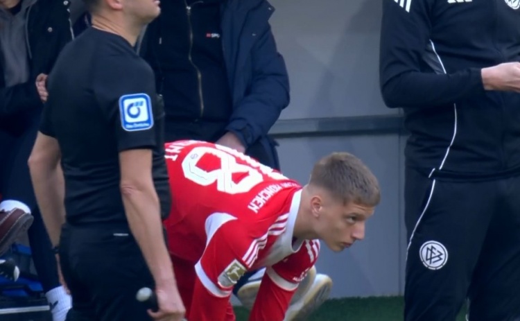 前途无量!换下格雷茨卡,拜仁16岁小将奥斯马尼迎来一线队首秀