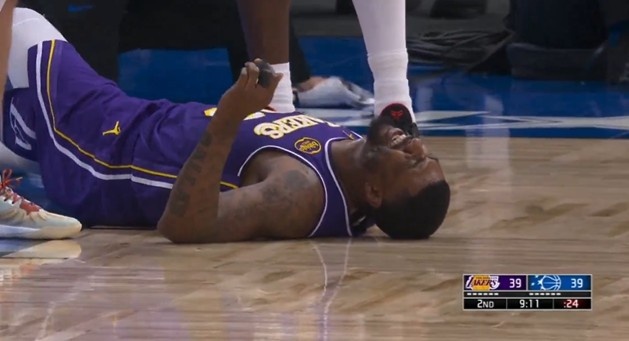 名记：斯玛特疑似右侧腹股沟伤势加重 回更衣室治疗后重新上场