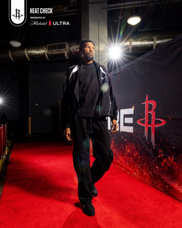 火箭众将红毯秀：杜兰特&申京同为全身酷黑 谢泼德肯塔基T恤上身