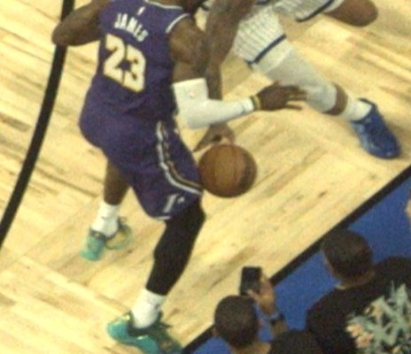  最后4.7秒球权给湖人！裁判报告：没确凿证据表明詹姆斯最后触球