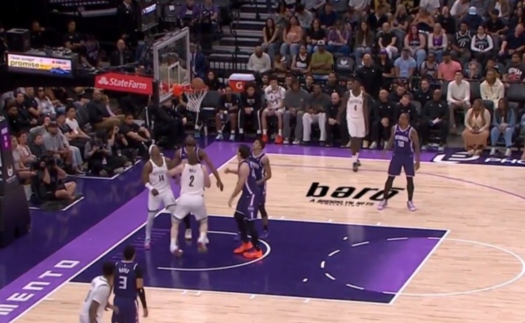  看起来挺严重！沃尔夫上篮落地时崴脚 被搀扶回更衣室&不会回归