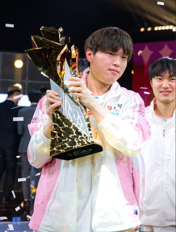 官方认证！LOL官方分享Bin捧杯照：世界第一上单