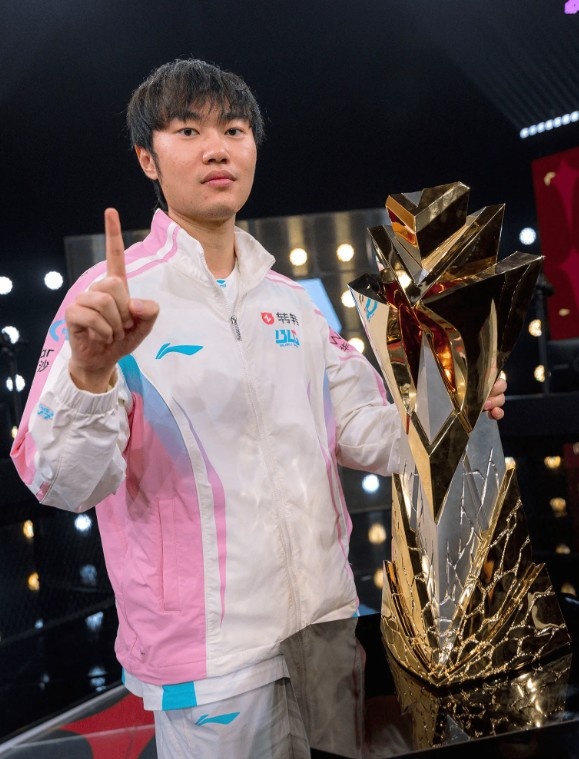 LOL官推分享Knight赛后照片：黄金左手再添一座国际赛事冠军奖杯【球盟会】