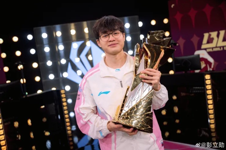 夺得先锋赛冠军后,Xun社媒分享自己赛后捧杯照【球盟会】